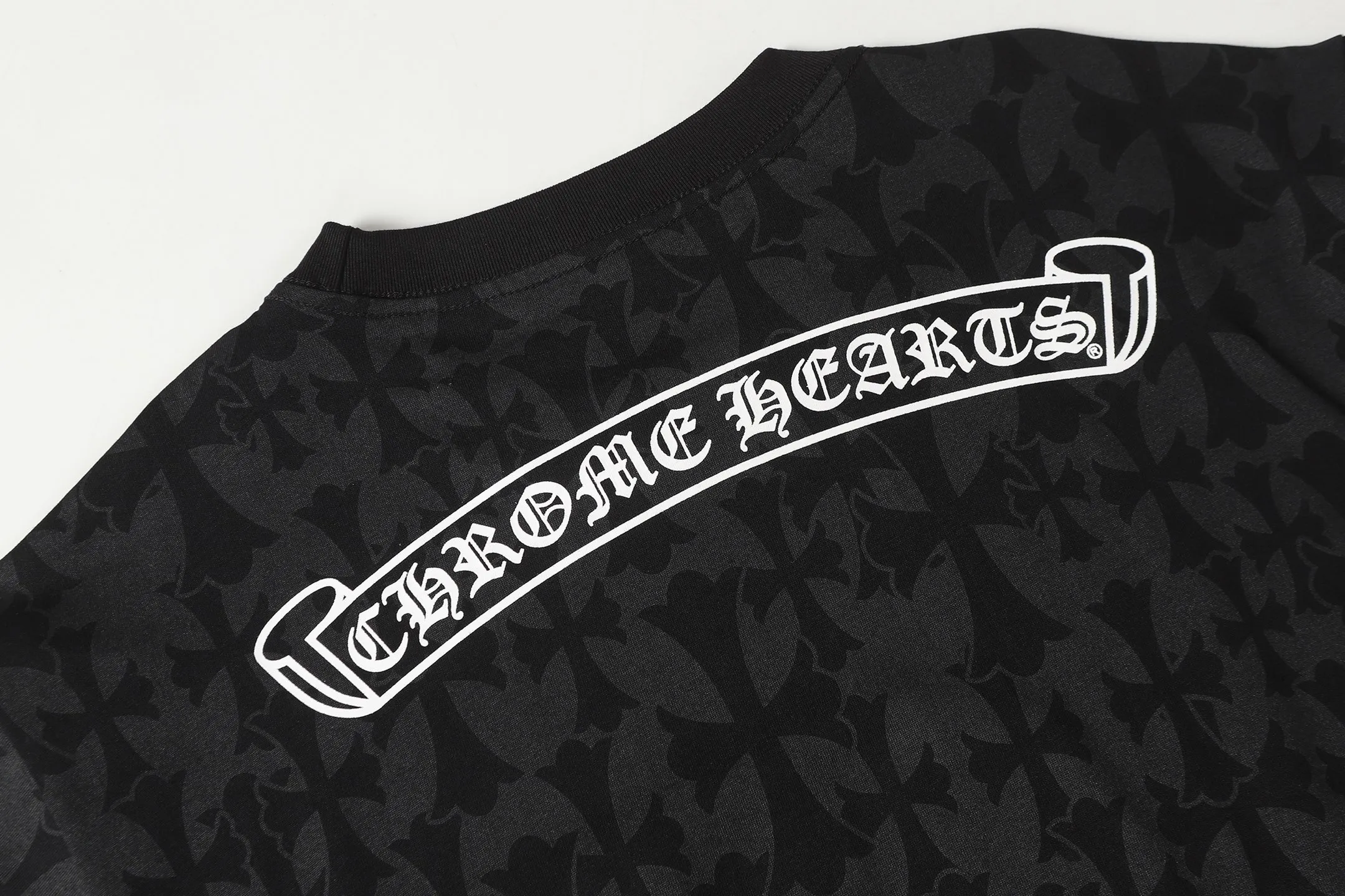 P170 Chrome Hearts CH Chrome Hearts Dark Pattern Horseshoe Sanskrit Short Sleeve T-shirt Uses direct injection imported machine printing Hardware and accessories are milled and customized Correctly configured Black 2025 Chrome Hearts authentic packaging 260 grams of custom-dyed double-yarn cotton Large version Loose and stylish Differentiated from lower versions Slim and long version The upper body stretches the hips 100% commitment: top quality Not fast food The highest version on the market Top quality - different from the ordinary versions on the market If you care about quality, you should also respect the price. Absolutely 0 after-sales service and 0 return rate so far. It’s hard not to love the style - 260g double yarn cotton custom dyed fabric - Correct high-density main mark, washed tag, hand-sewn